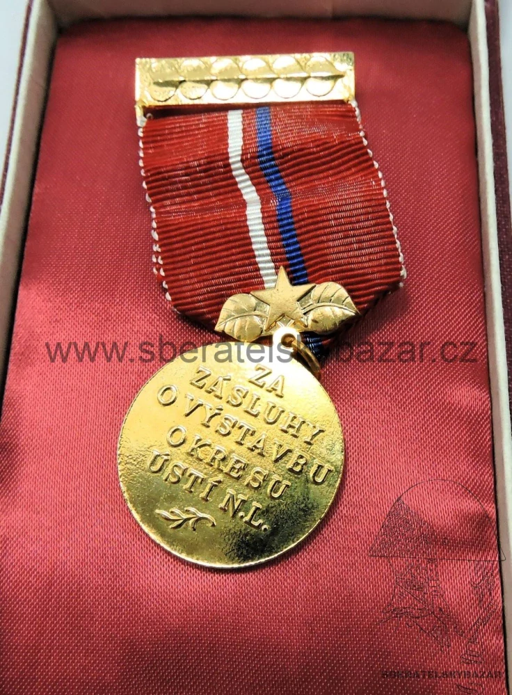 Medaile za zásluhy o výstavbu okresu Ustí n. Labem - v krabičce 