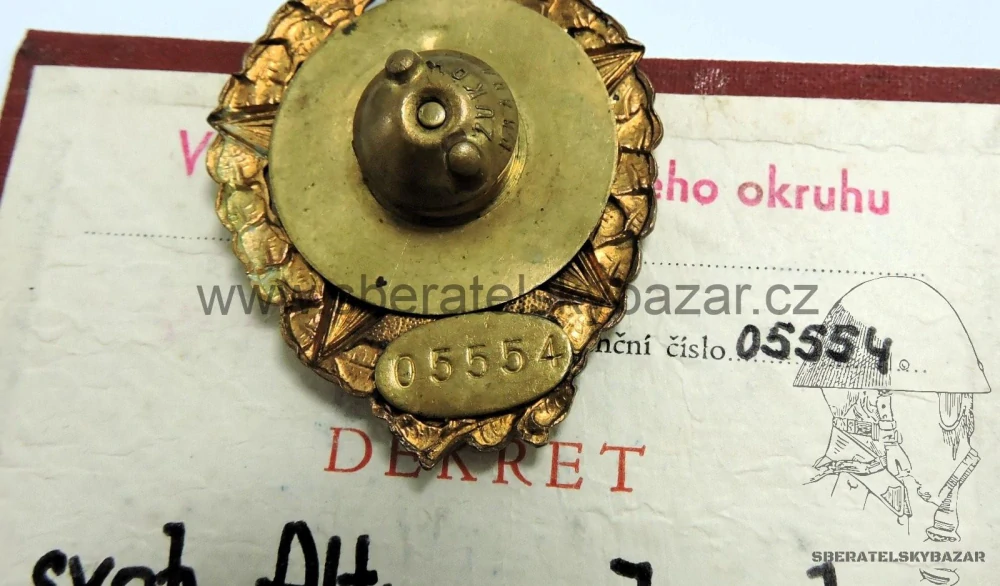 Odznak Vzorný dělostřelec 1955 s dekretem, číslovaný