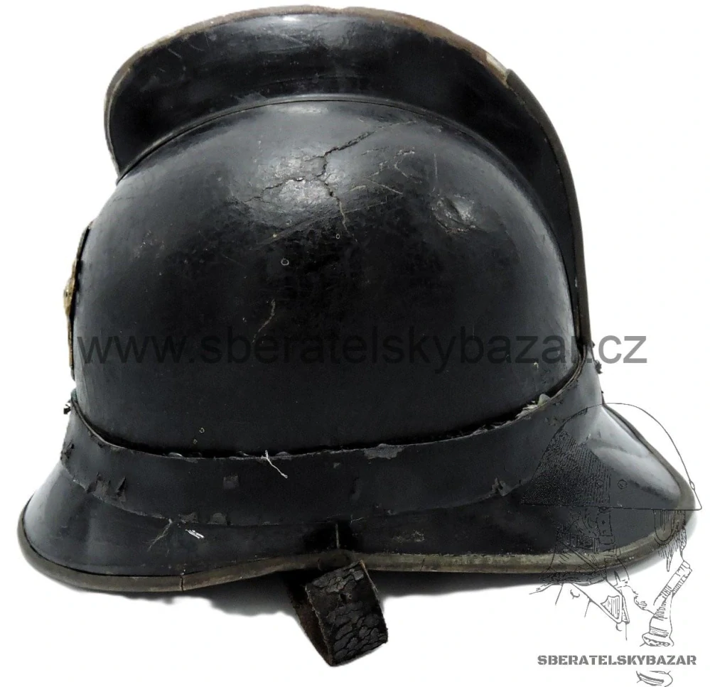  Hasičská přilba kožená včetně odznaku 