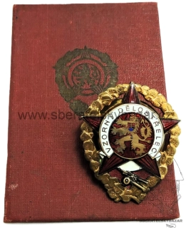 Odznak Vzorný dělostřelec 1955 s dekretem, číslovaný 